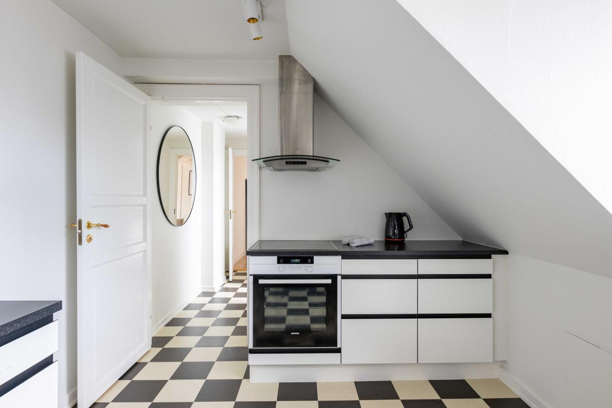 Cozy 2 Bedroom In Peaceful Neighbourhood Apartment *